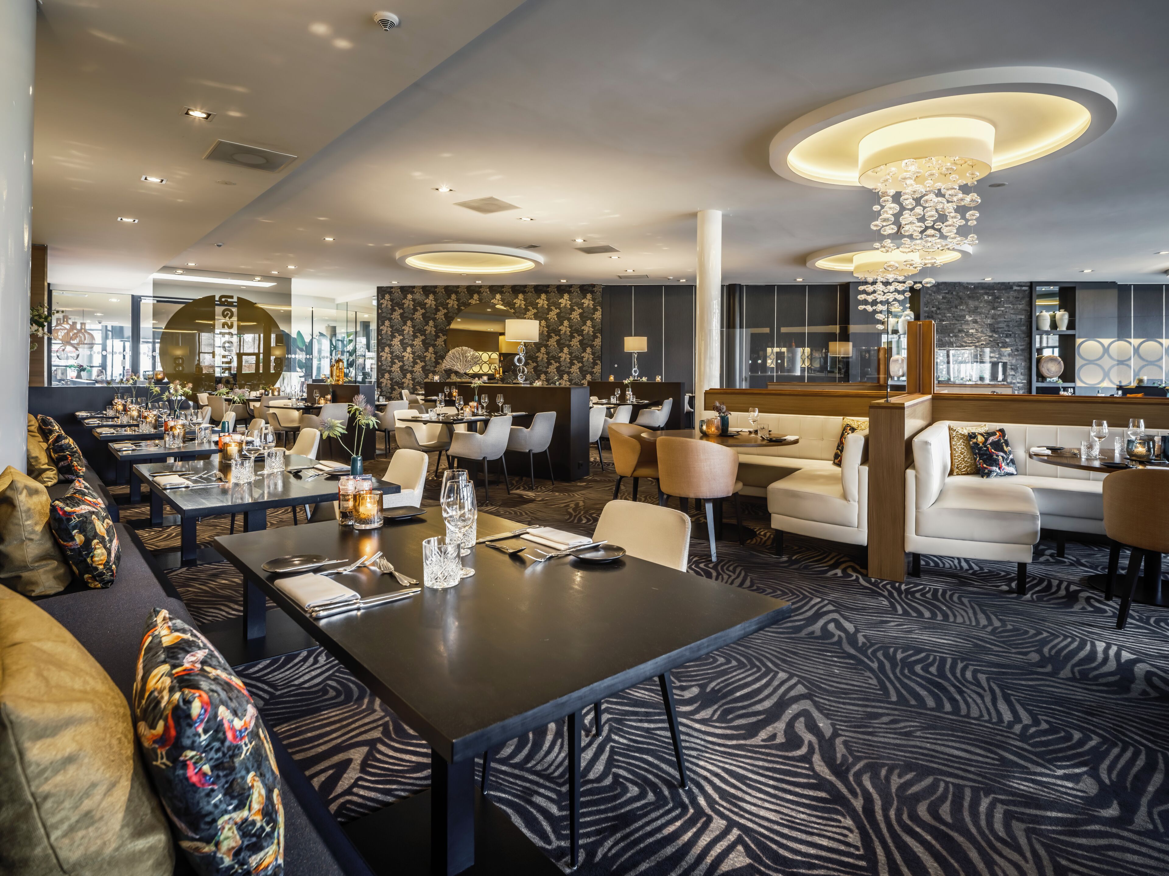 2 restaurantes; se sirve almuerzo, cena y brunch; cocina francesa