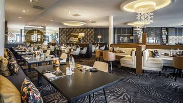 2 restoran, melayani makan siang, makan malam; sajian masakan Prancis