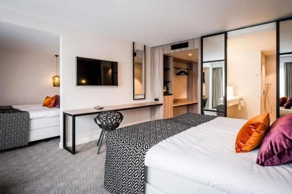 Premium bedding, down comforters, minibar, in-room safe