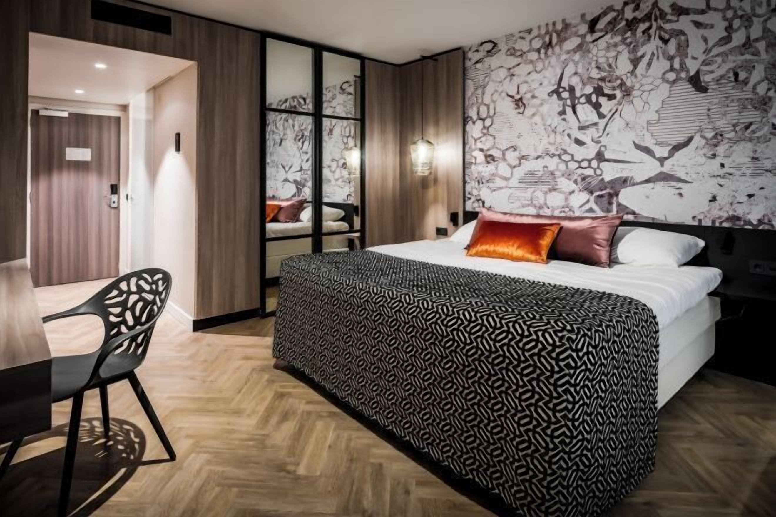 Bộ đồ giường cao cấp, chăn bông, minibar, két bảo mật tại phòng 
