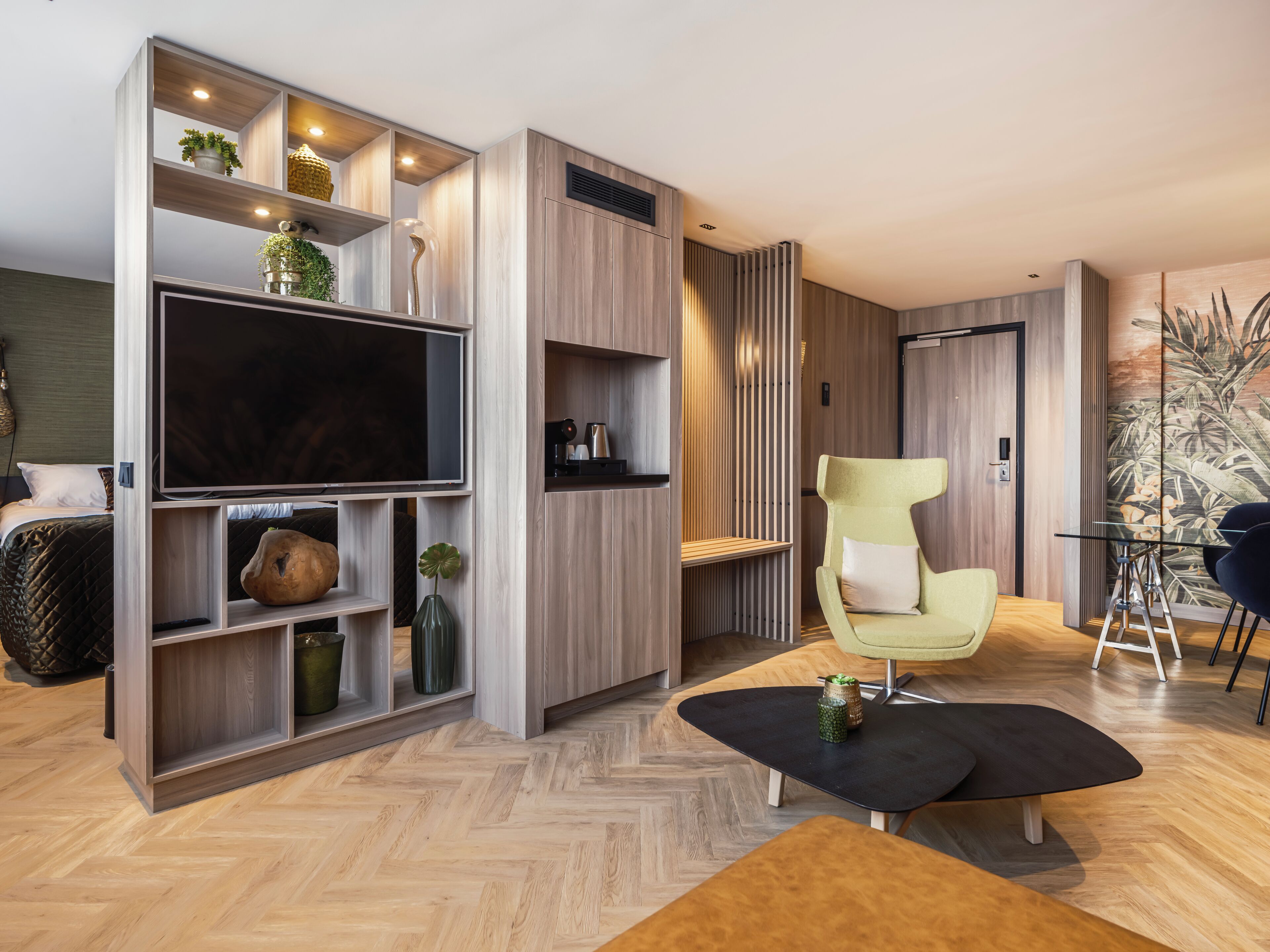 business suite | living area | 50-inch flat-screen tv with cable channels, tv