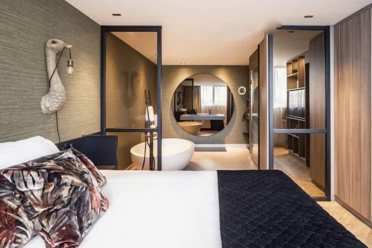 Premium bedding, down comforters, minibar, in-room safe