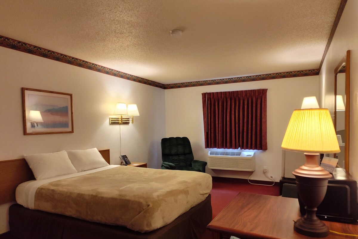 Room, 1 Queen Bed, Non Smoking | Living area | Flat-screen TV