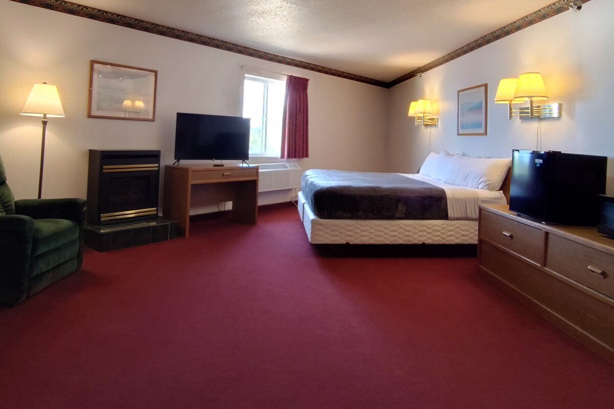 Suite, 1 King Bed, Non Smoking | Living area | Flat-screen TV