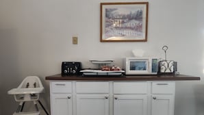 Free continental breakfast - Americas Best Value Inn & Suites Clear Lake (Clear Lake)