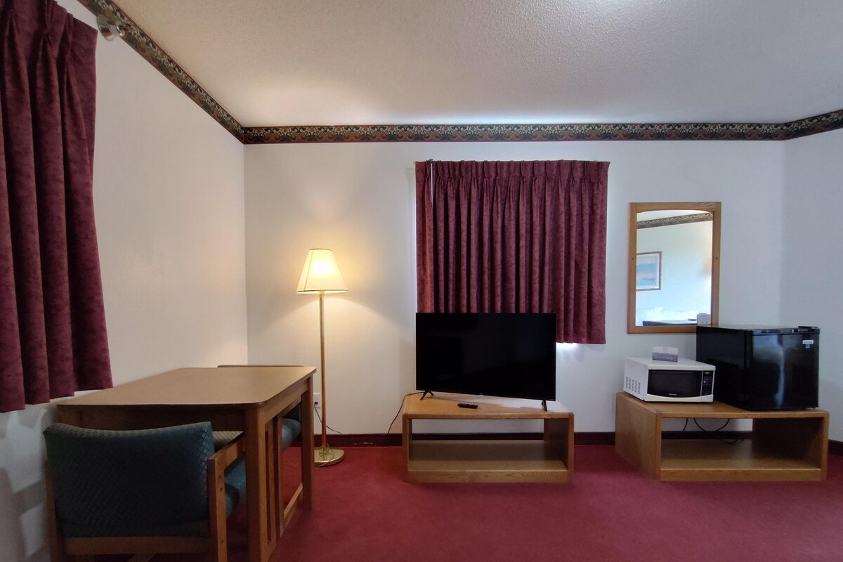 Suite, 1 King Bed, Non Smoking | Cribs (surcharge), rollaway beds (surcharge), high-speed internet