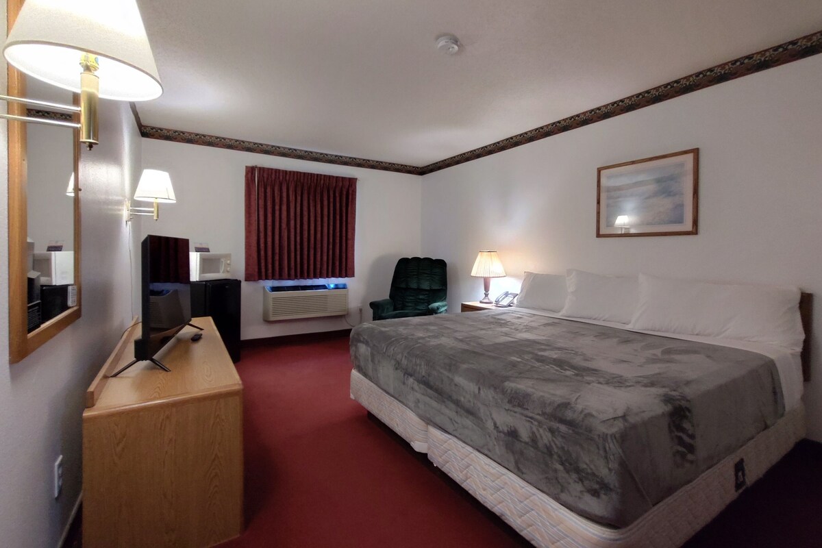 Room, 1 King Bed, Non Smoking | Living area | Flat-screen TV