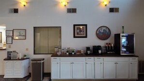 Free continental breakfast - Americas Best Value Inn & Suites Clear Lake (Clear Lake)