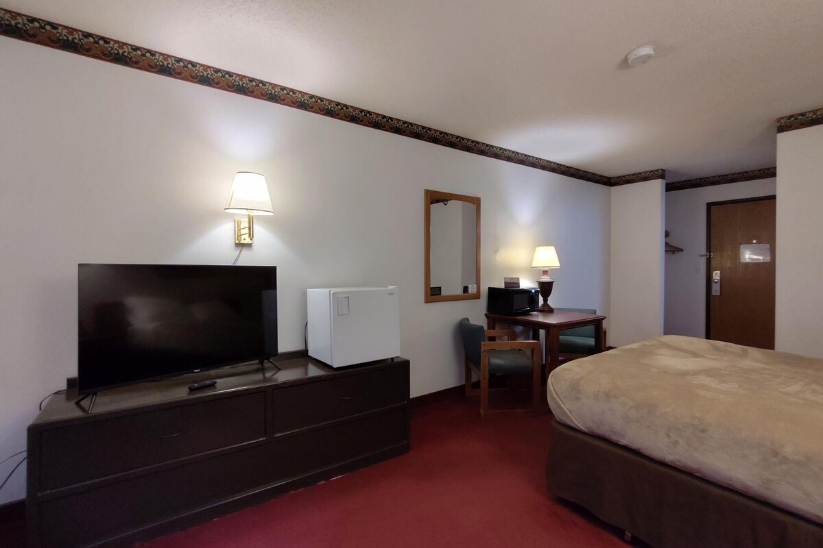 Room, 1 Queen Bed, Non Smoking | Cribs (surcharge), rollaway beds (surcharge), high-speed internet