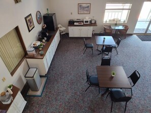 Free continental breakfast - Americas Best Value Inn & Suites Clear Lake (Clear Lake)