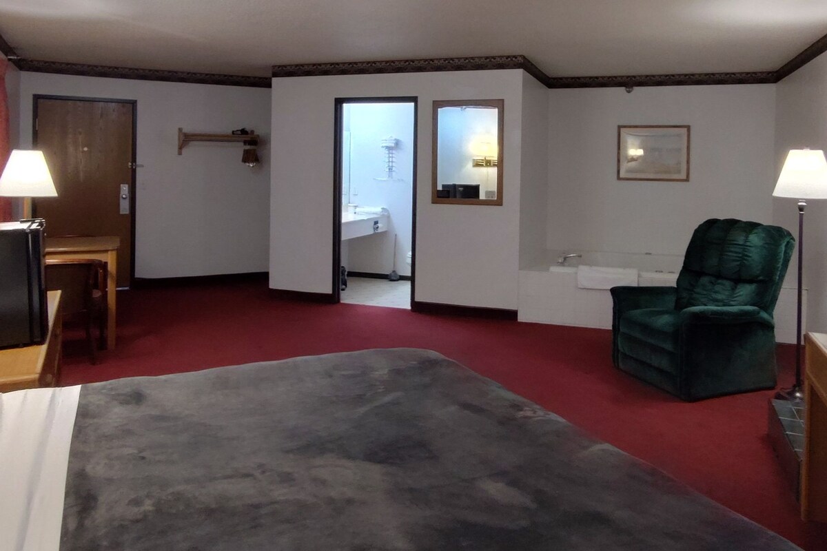 Suite, 1 King Bed, Non Smoking, Jetted Tub | Living area | Flat-screen TV