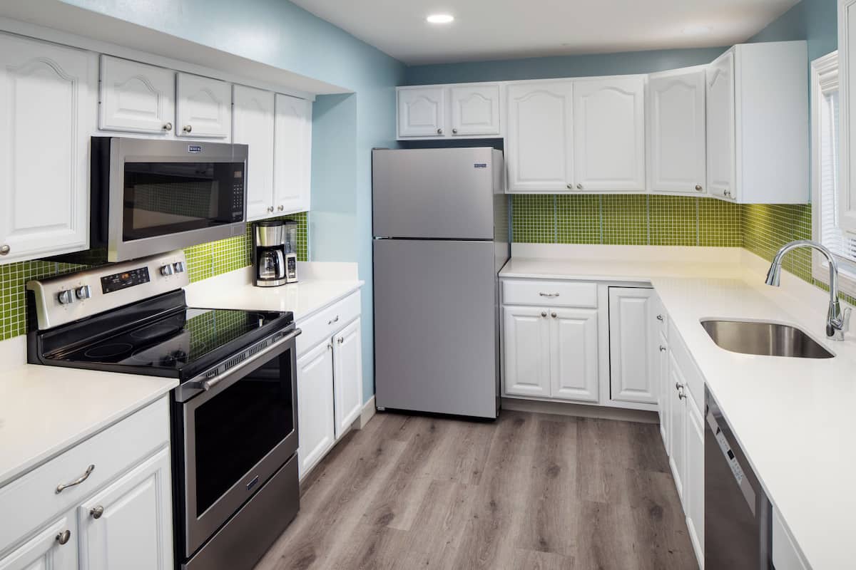 deluxe apartment, 2 bedrooms, beach view | private kitchen | fridge, microwave, coffee/tea maker