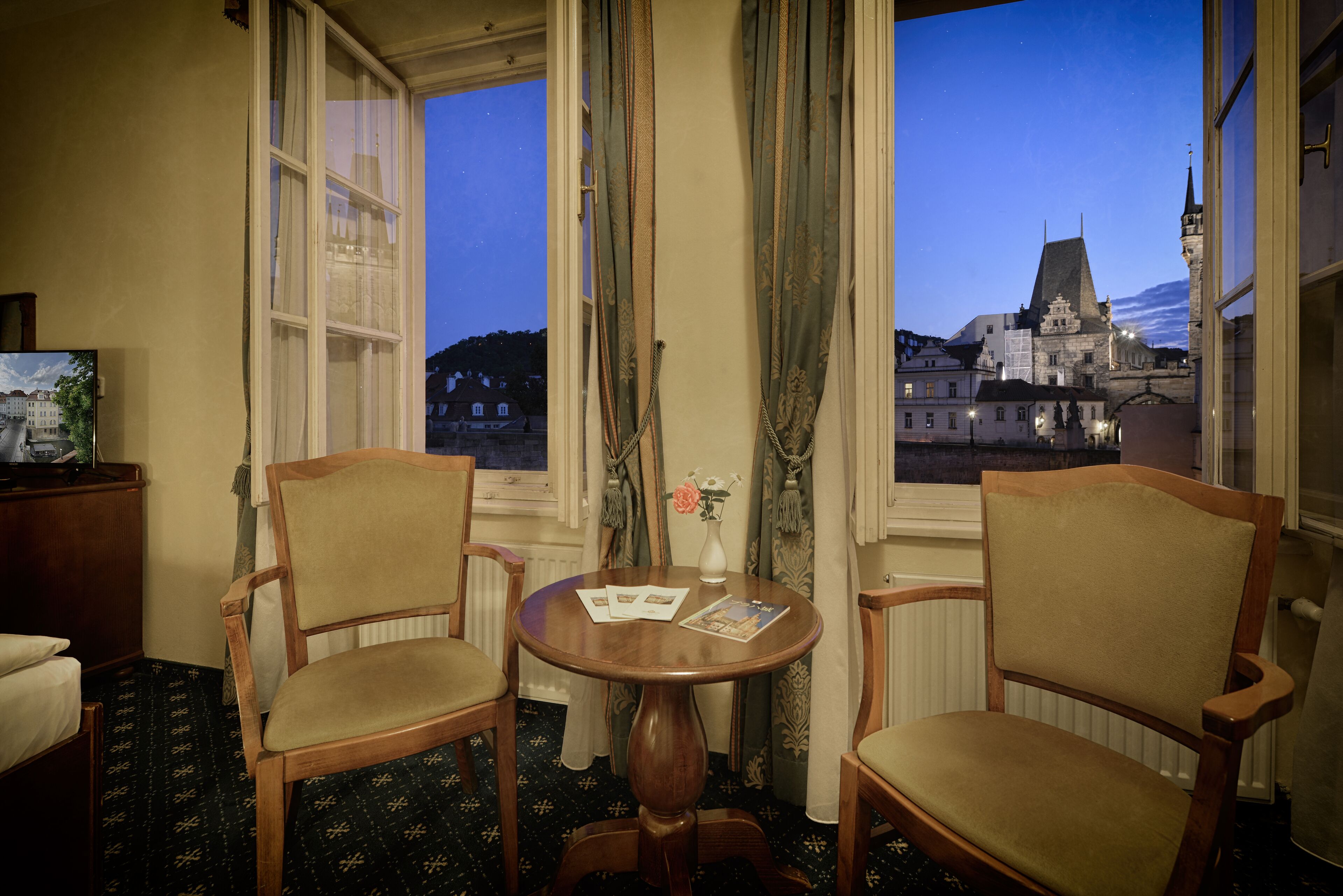 standard double or twin room | 1 bedroom, in-room safe, desk, iron/ironing board