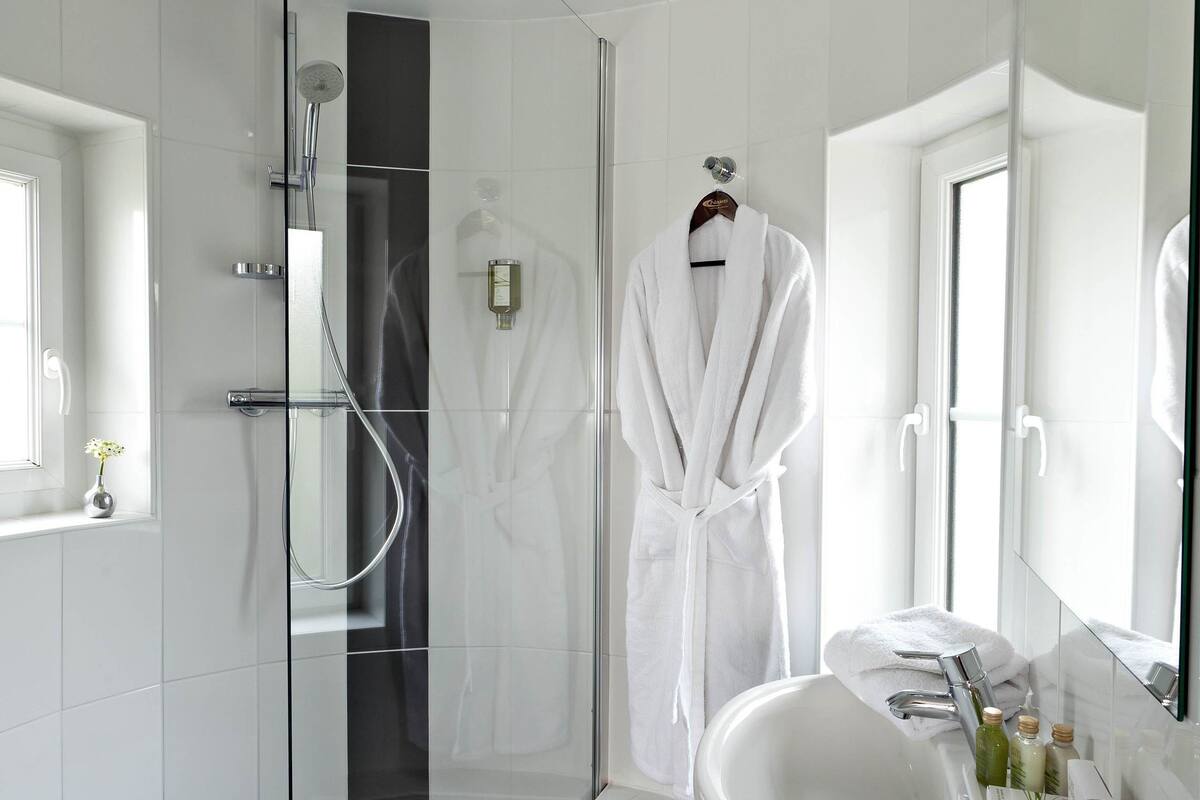 double room (charme) | bathroom | hair dryer, towels