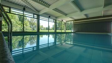 Indoor pool, sun loungers