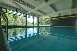 Piscina interna, espreguiçadeiras