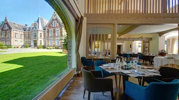 Se sirven almuerzos y cenas, cocina francesa