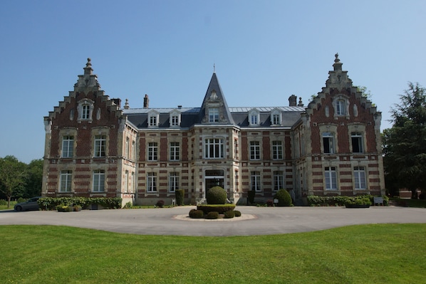 A large, historic building with a symmetrical facade, multiple windows, and a central entrance. - Hôtel Château Tilques (Tilques)