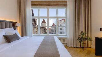 Hypo-allergenic bedding, minibar, in-room safe, desk