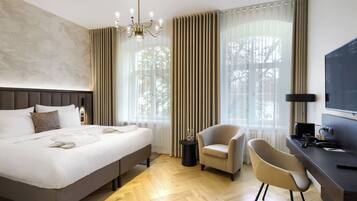 Hypo-allergenic bedding, minibar, in-room safe, desk