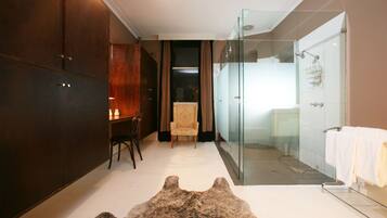 Two Bedroom Apartment | Bathroom | Combined shower/bathtub, free toiletries, hair dryer, towels