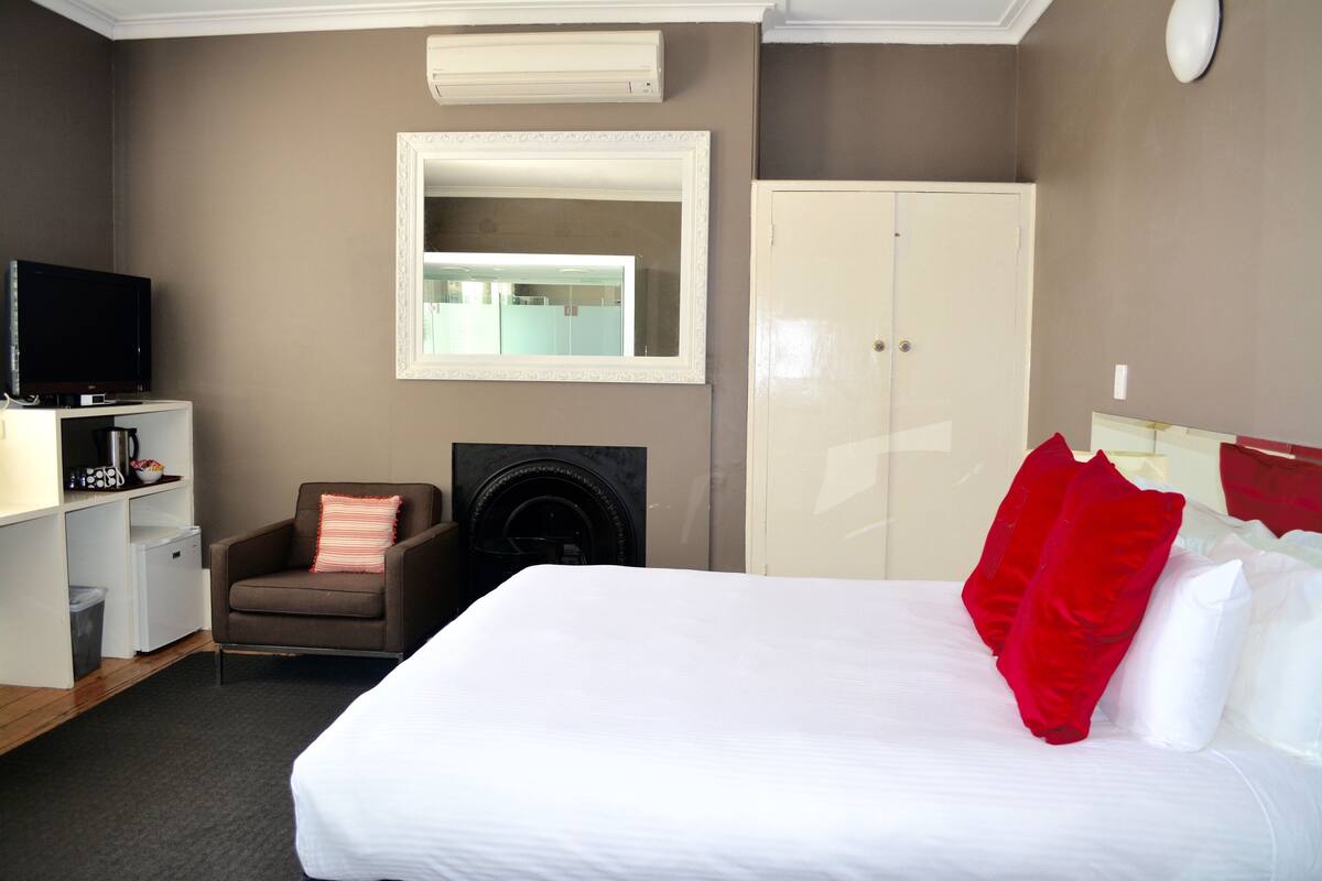 Mansion Room | Desk, iron/ironing board, cribs (free), rollaway beds (surcharge)