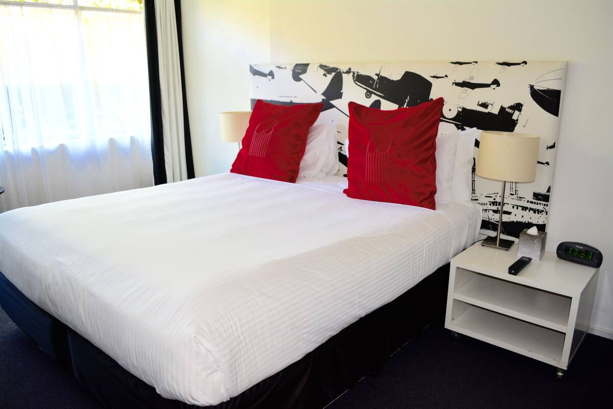 Millswyn Double Room | Desk, iron/ironing board, cribs (free), rollaway beds (surcharge)