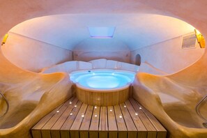Behandelingskamers voor koppels, een sauna, een bubbelbad, een stoombad