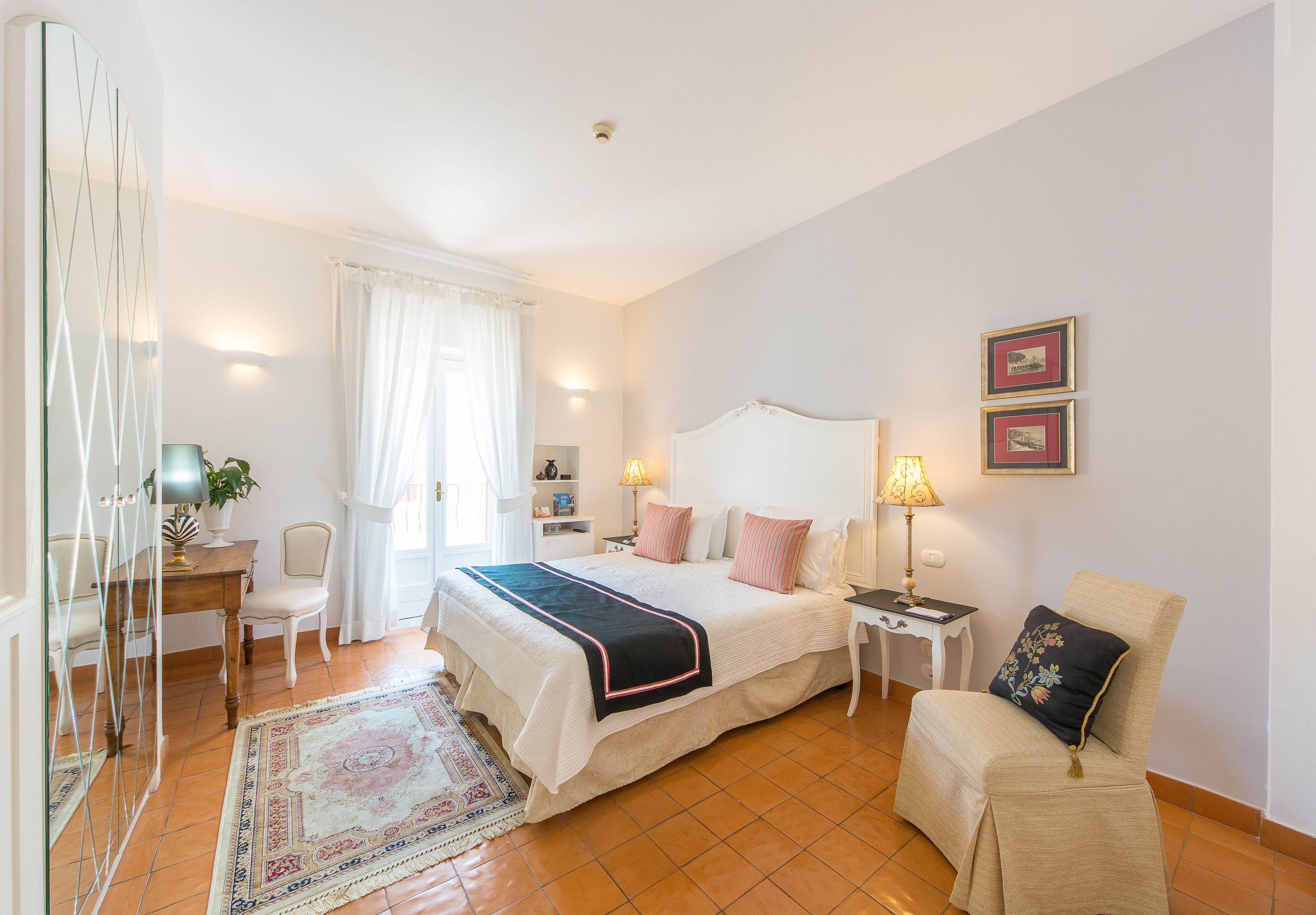 Superior dubbelrum | Minibar, värdeförvaringsskåp på rummet och skrivbord