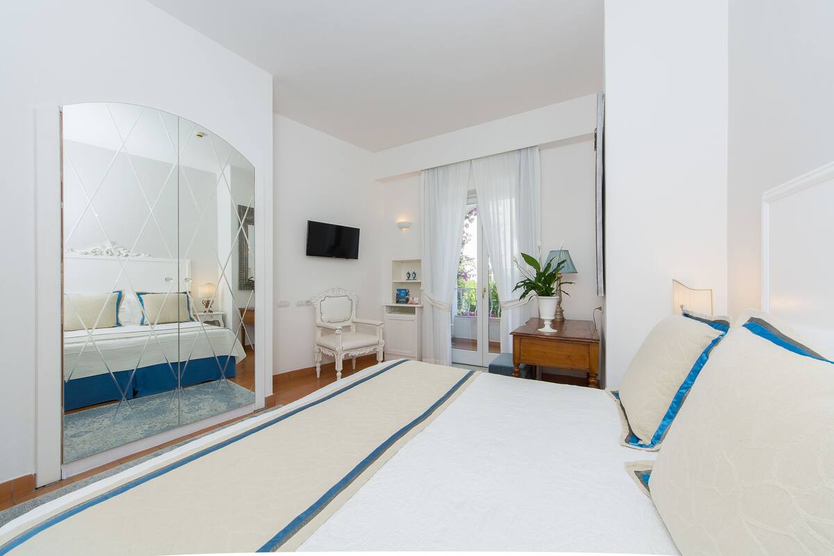 superior double room | minibar, in-room safe, desk, blackout curtains