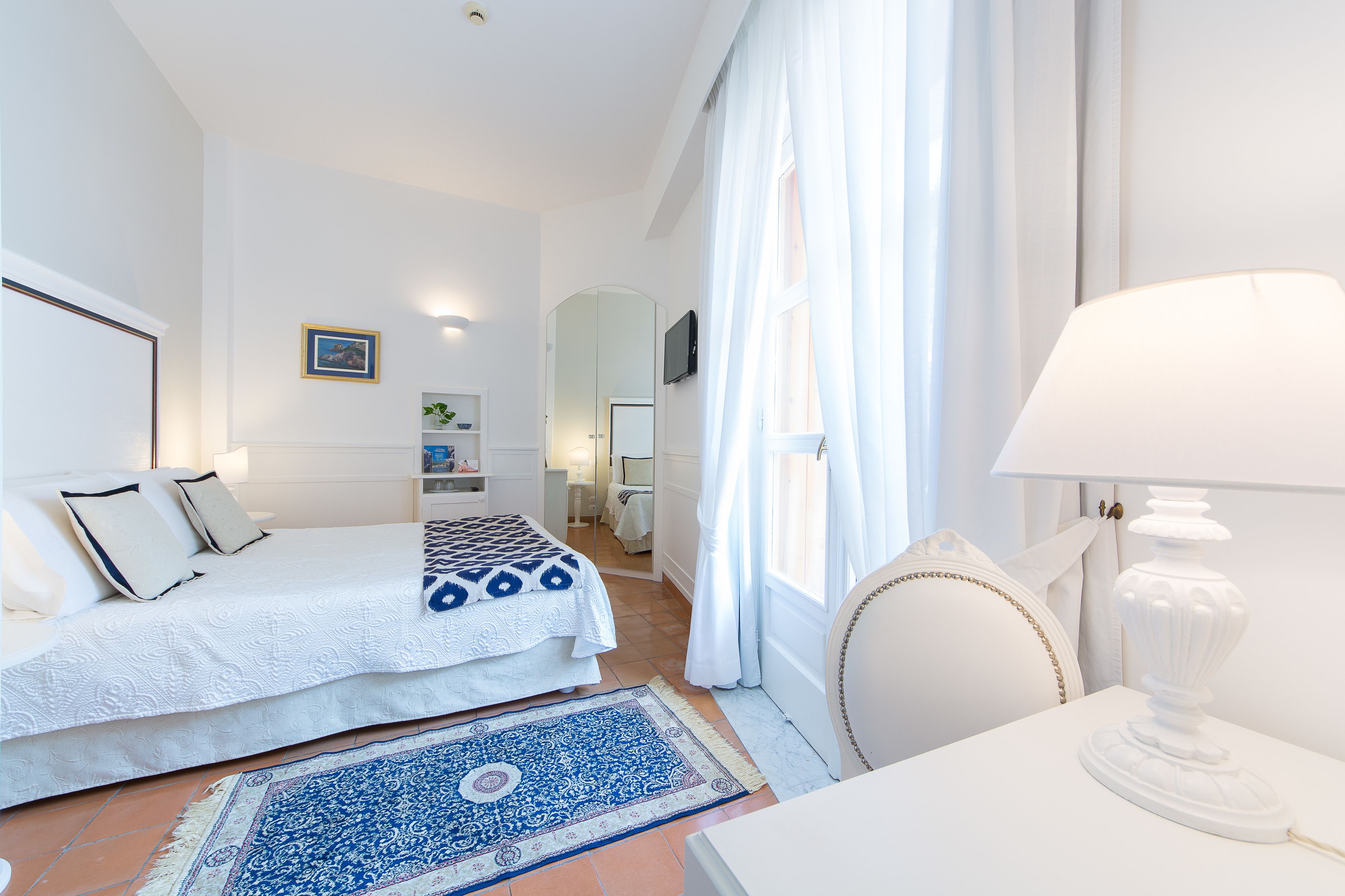 economy double room | minibar, in-room safe, desk, blackout curtains