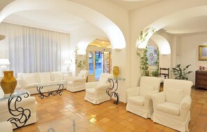 Lobby sitting area - Villa Romana Hotel & Spa (Minori)