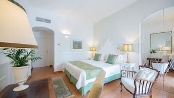 Habitación doble superior | Minibar, caja de seguridad en la habitación y escritorio