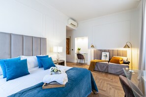 Junior Room | Down duvets, memory-foam beds, minibar, in-room safe - Les Chambres d' Or (Rome)