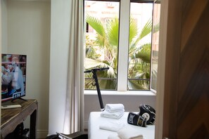 Comfort Twin Room | Down duvets, memory-foam beds, minibar, in-room safe - Les Chambres d' Or (Rome)