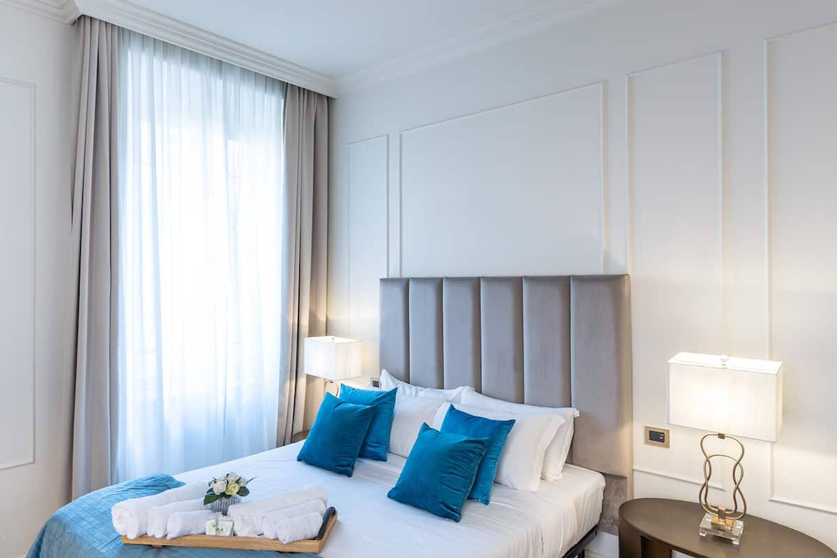 Chambre Double Confort, 1 chambre, salle de bains attenante (Via dei Gracchi 32) | Couette en duvet d'oie, matelas mémoire de forme, minibar