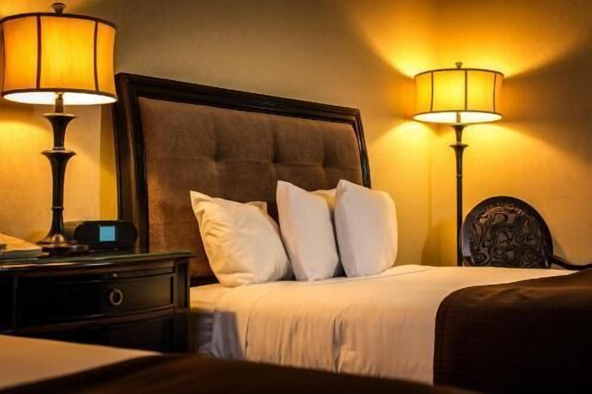 Premium bedding, in-room safe, desk, laptop workspace