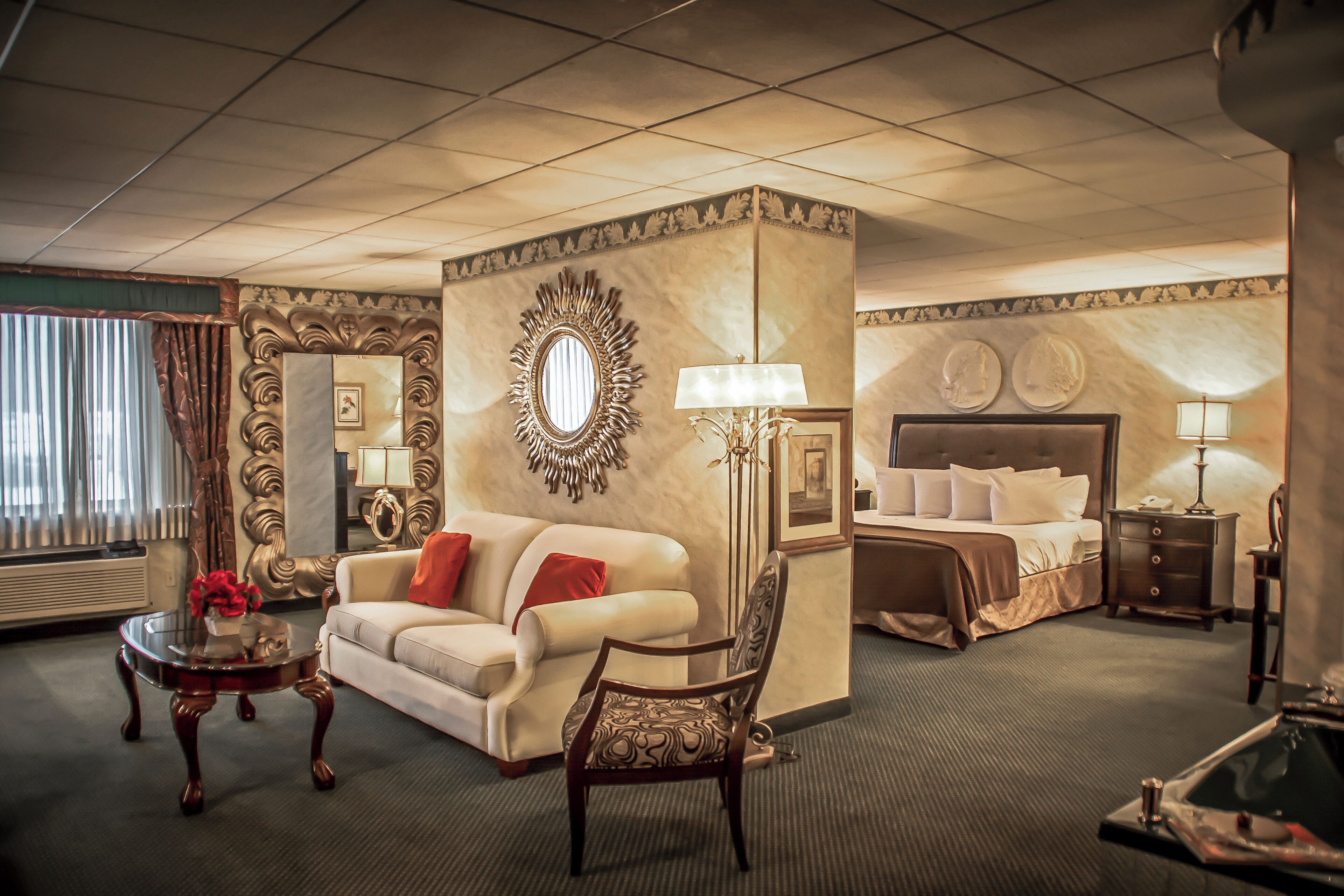 套房 | 高档床上用品、客房内保险箱、办公桌、笔记本电脑工作区