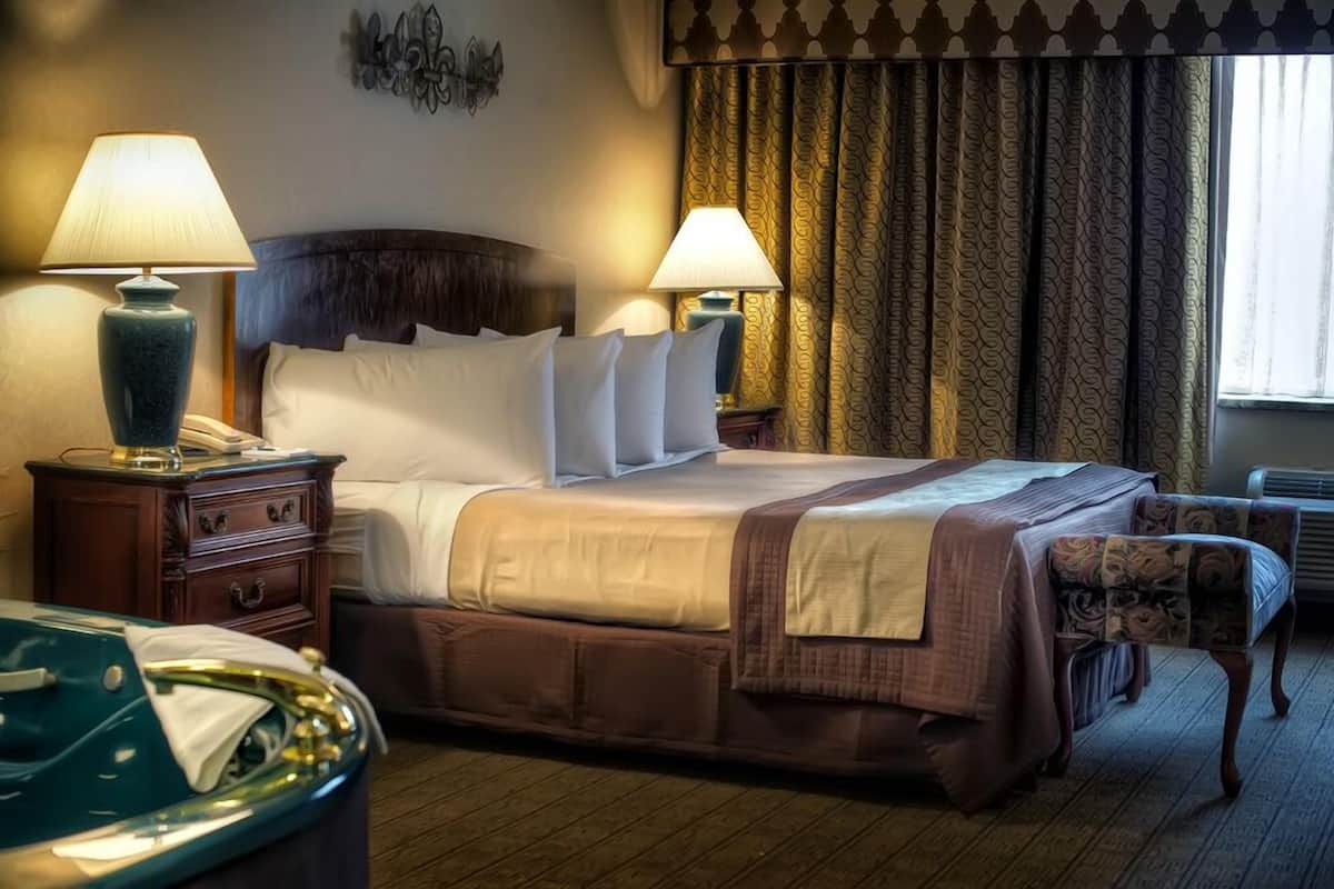 executive suite, 1 king bed (jetted tub) | premium bedding, in-room safe, desk, laptop workspace