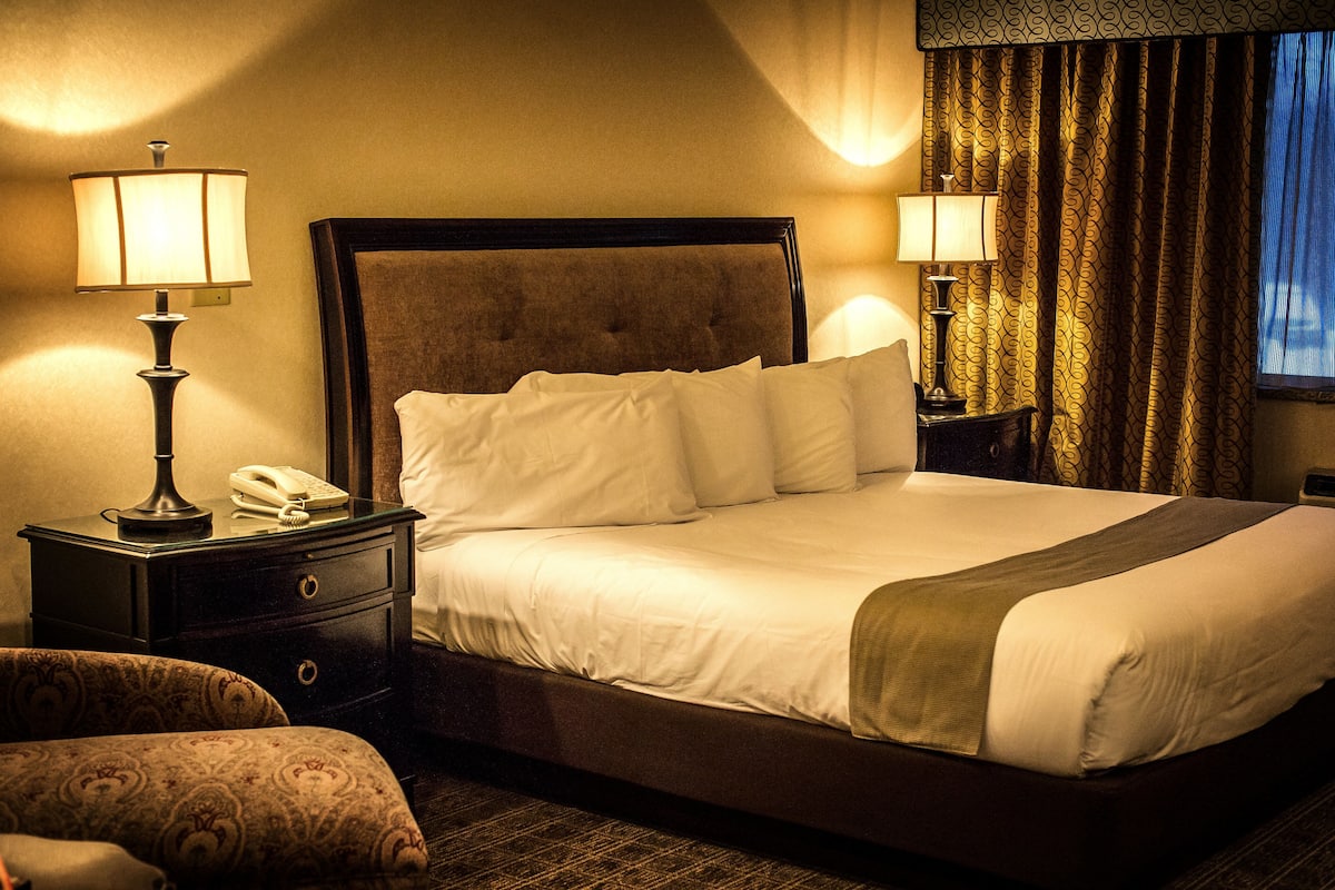 deluxe room, 1 king bed | premium bedding, in-room safe, desk, laptop workspace