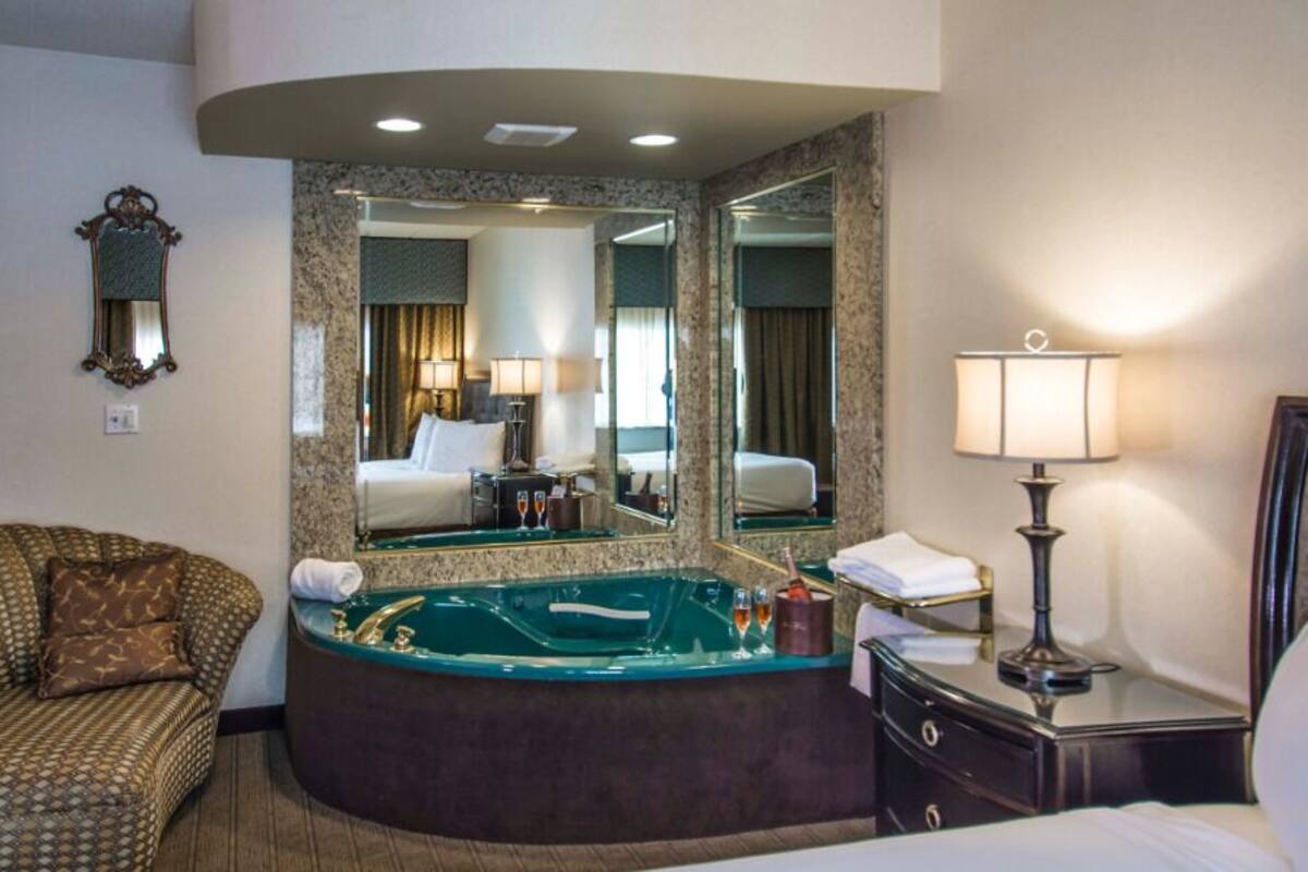 executive suite, 1 king bed (jetted tub) | premium bedding, in-room safe, desk, laptop workspace