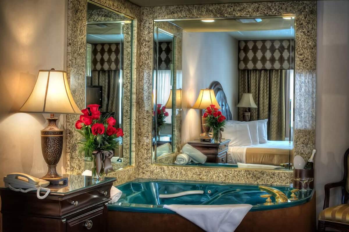 executive suite, 1 king bed (jetted tub) | jetted bathtub