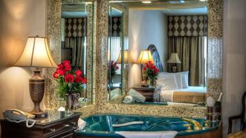 Executive Suite, 1 King Bed (Jetted Tub) | Baignoire à jets