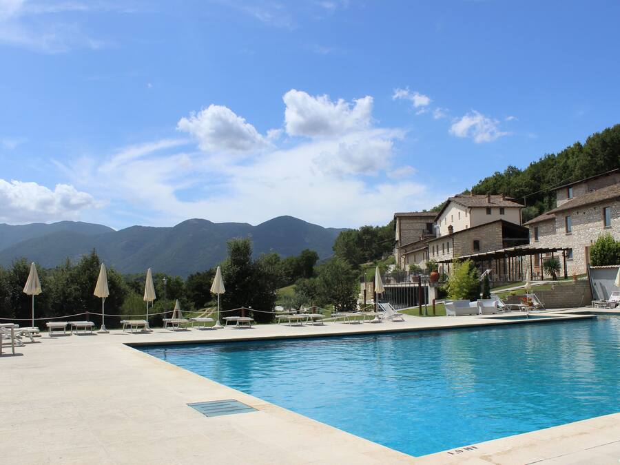 Sesongbasert utendørsbasseng, bassengparasoller og solsenger