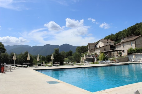 Seasonal outdoor pool, pool umbrellas, pool loungers. Relais Villa d'Assio