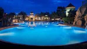 4 hồ bơi ngoài trời