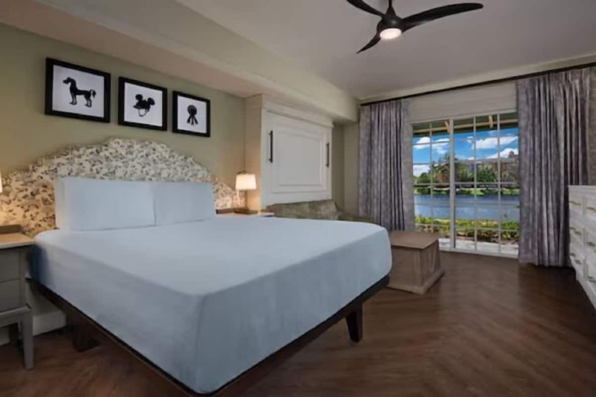 Ropa de cama hipoalergénica y caja de seguridad en la habitación