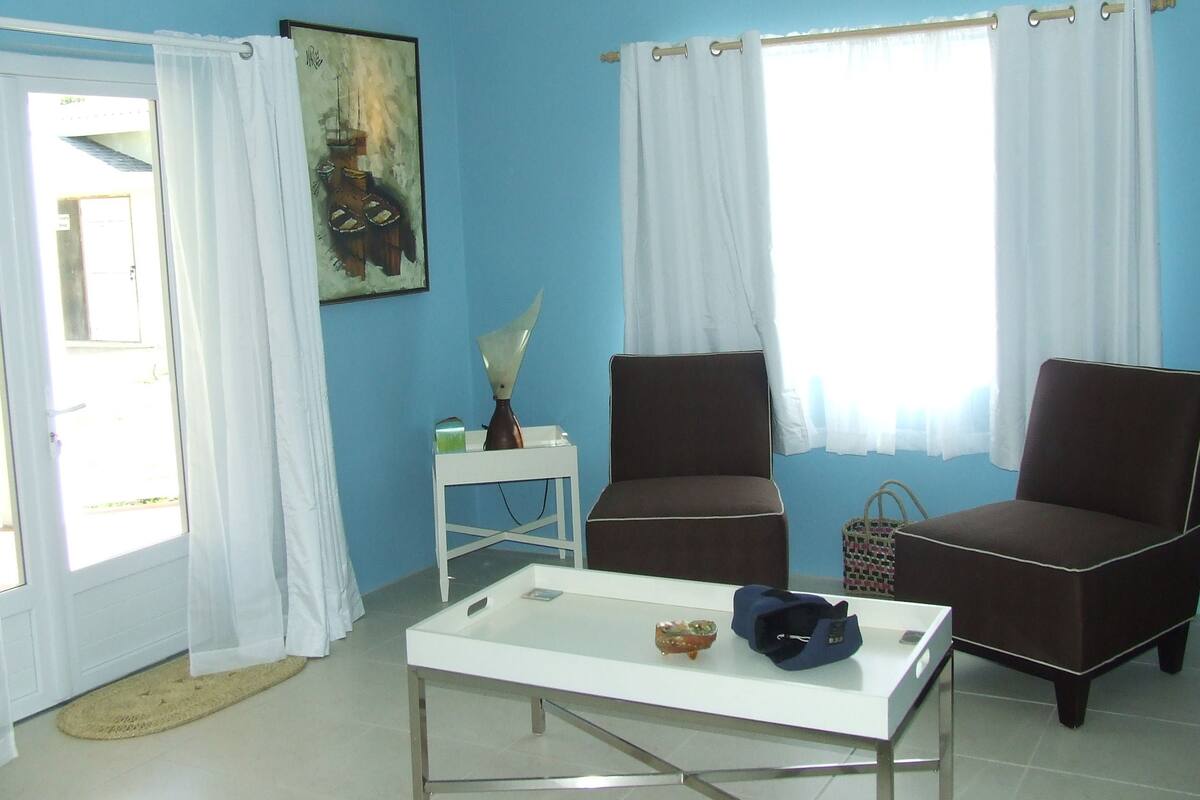 One Queen and One Sofa Bed (One Bedroom at Palm Court) | Living area