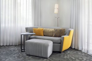 1 bedroom, in-room safe, desk, iron/ironing board - Courtyard by Marriott Miami Dadeland (Miami)