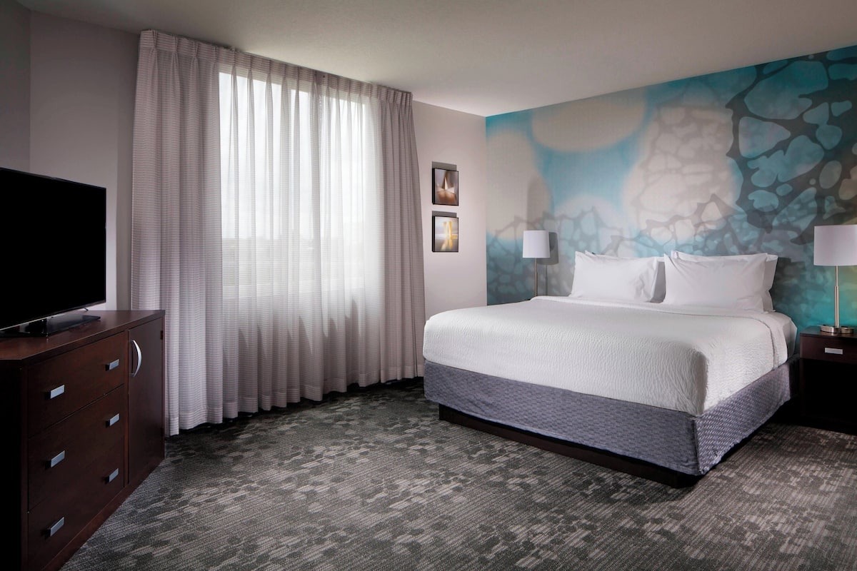 Suite, 1 Bedroom, Non Smoking | 1 bedroom, in-room safe, desk, iron/ironing board
